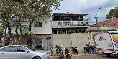 Bodega de 448 metros cuadrados ubicada en el sector de Prado Centro, a tan solo unos minutos de la estacion Hospital del metro. Esta propiedad cuenta con dos niveles amplios, ideales para adaptarse a diversas necesidades comerciales o industriales. Su ubicacion estrategica ofrece alto flujo peatonal y vehicular, lo que garantiza gran visibilidad y acceso. Esta cerca de restaurantes, centros comerciales y otras facilidades, lo que la convierte en una excelente opcion para negocios. Perfecta para operaciones que requieran gran espacio y movimiento constante.