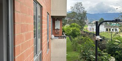 Descubre este acogedor apartamento de 65 m2 ideal para disfrutar de la comodidad y la tranquilidad que mereces Cuenta con 3 habitaciones incluyendo la principal con baño privado 2 baños social y privado un práctico espacio para estudio sala comedor amplia y una cocina integral equipada con estufa extractor y una elegante barra tipo americana Además podrás relajarte en su balcón perfecto para disfrutar de la vista

El conjunto ofrece completas zonas comunes que incluyen piscina parque infantil zonas verdes y una recepción con seguridad Su ubicación sobre la calle 4 facilita la movilidad con acceso a rutas que conectan con Zipaquirá y Bogotá
