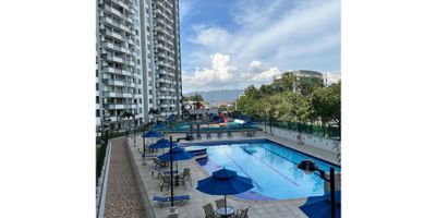 Este apartamento ubicado en Rio Frio anillo vial Floridablanca, es una excelente oportunidad para aquellos que buscan un hogar en una de las ciudades más prósperas y en constante crecimiento en Colombia.

Con un área total de 97.69 M2, este inmueble es ideal para aquellos que buscan comodidad, modernidad y una excelente ubicación.

Este espacioso apartamento cuenta con dos baños, lo que lo hace ideal para familias o para aquellos que buscan tener un baño privado en la habitación principal. Además, cuenta con dos parqueos, lo que asegura comodidad y seguridad para los vehículos de los residentes. Este inmueble también es amigable con las mascotas, por lo que no tendrás que dejar a tu amigo peludo atrás al mudarte. Una de las características más destacables de este apartamento es su amplio balcón, ideal para disfrutar de una vista panorámica y para tener un espacio al aire libre para relajarse y descansar. También cuenta con un baño auxiliar y un estudio, perfectos para aquellos que trabajan desde casa o buscan un espacio tranquilo para leer o estudiar. Este apartamento incluye un calentador y un sistema de citófono/intercomunicador, para mayor comodidad y seguridad. Cuenta con clósets amplios y bien distribuidos, ideal para almacenar ropa y objetos personales. También incluye una moderna cocina integral, equipada con gas domiciliario, agua y electricidad, para que no te preocupes por los servicios básicos.

Si quieres relajarte después de un día agitado, este conjunto cuenta con un jacuzzi, sauna, turco y area de masajes, espacios ideales para descansar y rejuvenecer tu cuerpo y mente. 

Uno de los mayores atractivos de este apartamento es su ubicación. Con acceso pavimentado, este lugar se conecta fácilmente con otras zonas de la ciudad, lo que asegura una excelente movilidad. Además, se encuentra en una urbanización cerrada con vigilancia las 24 horas, lo que garantiza tranquilidad y seguridad a los residentes. Este inmueble también