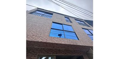 ALQUILER APARTAESTUDIO CON LOCAL COMERCIAL SECTOR CLARET EN IBAGUE, ideal para quienes buscan iniciar su emprendimiento, 55 m2 divididos en un amplio local, apartaestudio con una habitacion, un baño, zona de ropas, cocina, excelentes acabados, pisos de ceremica y una increible ubicacion en zona comercial y gran flujo de clientes, a su alrededor diferentes vias de acceso y variedad de rutas de trasnporte publico. NO CUENTA CON GARAJE.

Alrededor encontras colegios cercanos como el LEONIDAS RUBIO, cerca tambien al  y POLIDEPORTIVO DEL BARRIO LAS BRISAS.
