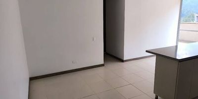 Se arrienda apartamento en Urbanización Sierra Morena, piso 1 con un área de 51.60mts distribuidos en: 3 habitaciones, 3 closets, sala comedor, sala, cuarto útil, patio, zona de ropa, 2 baños cabinados, cocina integral, red de gas, terraza, piso en cerámica, agua caliente, balcón y 2 garajes.

Visítanos en: www.arrendamientospanorama.com linea 376 76 76 whatsapp 3026393501