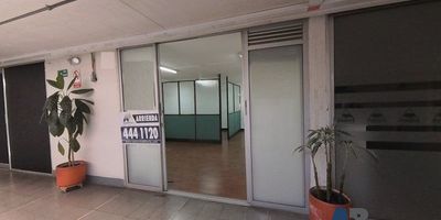 Local oficina disponible para arriendo en el Centro de Medellín, cuenta con las siguientes características:
Divisiones Aire acondicionadoBaños comunesIdeal para empresas administrativas, consultorios, estudio de tatuajes y más! cercanía a vías principales y rutas de transporte público, agenda tu visita al Contacto 3015989091
