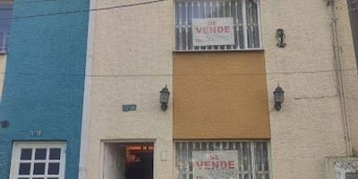 Casa iluminada ubicada en el noroccidente de Bogotá, barrio villas de granada, en sendero peatonal, cuenta en el primer piso con ,  sala-comedor, cocina , integral, una  alacena , deposito , zona  de lavado,  y  un baño, hay  opción de  colocar  chimenea, en  el segundo  piso ,  hay  dos  alcobas  una  con closet, un  baño,  un  hall   con closet, en  el piso  tres   tiene hay  dos  alcobas, una  con closet,   un baño, y un  hall con biblioteca, cerca  al  parque principal  y la   iglesia,  a  almacenes de   cadena como Éxito  de  Occidente, Tiendas  D1, cómodas  vías de  acceso como la  calle 80  y calle  72, sector  de  alta  valorización 