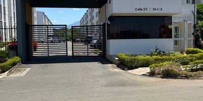 Ubicado en la Unidad Suecos de Pangola en Jamundí, este apartamento en el cuarto piso con ascensor ofrece un espacio cómodo y bien distribuido. Cuenta con sala comedor, balcón, cocina integral tipo americana, zona de oficios, baño de alcobas, dos alcobas auxiliares, una de ellas con clóset, y una alcoba principal con vestier y baño privado. Además, dispone de parqueadero propio. La unidad residencial ofrece una zona social amplia y bien equipada, con una excelente ubicación frente a Tecnoquímicas y cerca de una futura filial del SENA. El valor incluye administración. No dejes pasar esta oportunidad y contáctanos para más información.