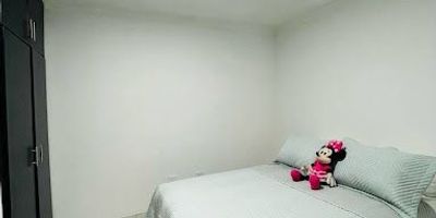 EN VENTA!! espectacular casa grande, en Santa Teresita Dosquebradas. 3 habitaciones con closet principal con baño privado,1 baño social, cocina integral amplia, sala comedor, zona de ropas. cerca a colegios, supermercados, restaurantes, zona de fácil acceso vehicular.