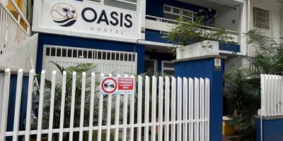 Con una ubicación estratégica a solo dos cuadras del Parque del Perro y a una cuadra de la Universidad Minuto de Dios, esta propiedad representa una excelente oportunidad de inversión. Actualmente está rentada a un hostal con cinco años de funcionamiento, generando ingresos estables.

Cuenta con un área construida de aproximadamente 450 metros cuadrados y una distribución funcional. En el primer piso dispone de garaje, recepción, tres baños, cinco alcobas, cocina integral, bodega y jardines. En el segundo piso se encuentran cuatro alcobas, dos baños y una amplia terraza con zona de oficios.

Ubicada en una zona de alta demanda, esta propiedad es ideal para continuar con su uso actual o para desarrollar un nuevo proyecto. Contáctanos para más información y agenda tu cita.