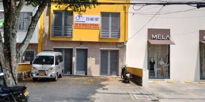 alquilo casa oficina en Versalles, 11 oficinas, 7 baños , perfecta para empresa o negocio con ampliaz zonas sociales.
al estar sobre la avenida 5 b norte con 22 a una casa de la esquina permite tener vitrina por ser una zona donde circula mucha gente.
se puede también organizar al gusto de la persona que la alquile