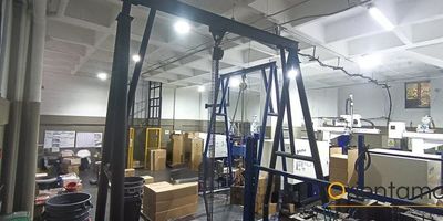 Esta bodega en arriendo en La Estrella ofrece una ubicación estratégica en un sector industrial de fácil acceso. Cuenta con una estructura de doble altura en el primer piso y un área total de 680 metros cuadrados distribuidos en tres niveles. La propiedad dispone de portería con vigilancia las 24 horas y una zona destinada para cargue y descargue, lo que facilita las operaciones logísticas.