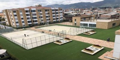 Codigo 18494. Venta de apartamento esquinero, extremadamente iluminado y silencioso, ubicado en el conjunto Pinares, sobre la Av. Chilacos. El inmueble cuenta con 2 parqueaderos cubiertos y un depósito. Se encuentra en el quinto piso, con acceso mediante ascensor. La zona es tranquila y residencial, cerca de comercios, transporte público, universidades y colegios. El conjunto ofrece salón comunal y canchas multifuncionales. Además, está pendiente la entrega del club house por parte de la constructora.