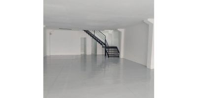 Local comercial en la cordialidad, con un amplia area de 300m2 en total, 200m2 en primera planta ideal para exibicion de productos o atencion al cliente, segundo planta tipo mezzanini, con area de 100m2, cuenta con cocineta, baños, excelente ubicacion, multiples rutas de buses.

¿Que esperas para arrendarlo?
