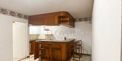 Agradable aparta estudio ubicado en el sector de belén granada, en la carrera 73, piso 2 interno, tiene un área de 30 metros aproximadamente. El inmueble cuenta con: 1 alcoba, 1 baño cabinado, 1 closet, sala-comedor, cocina integral y piso en cerámica. No cuenta con red de gas.&nbsp;Los datos de los inmuebles promocionados en la página web están sujetos a cambio y verificación de disponibilidad.&nbsp;