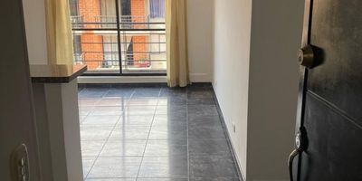 [ARR] ID HOUM: 149683

Entérate de todos los beneficios al arrendar con nosotros:
    • Asistencia e intermediación con el propietario
    • Firma tu contrato online
    • Arrienda sin burocracia, sin papeleos ni notarías

Departamento en arriendo, ubicado en el barrio Urbanización  Altos De Madrid, con una superficie construida de 59.00 m² y superficie total de 59.00  m². 

Sus principales características son:

    • No amoblado
    • 3 dormitorios
    • 2 baños
    • Admite mascotas
    • Piso 4
    • Año de construcción: 2013
            
Además, el inmueble cuenta con las siguientes amenidades:

    • Salón de eventos
    • Vigilancia 24 hrs
    • Ascensor

Si arriendas con nosotros, te brindamos asesoría personalizada durante todo el proceso.

Requisitos para arrendar con nosotros:

    • Arrienda sin codeudor*, fácil, rápido y seguro
    • Demuestra un ingreso mensual neto de al menos 2.5 veces el valor del arriendo (los ingresos mensuales se pueden complementar por las personas que vivirán en este inmueble)
    • Completa tu información básica y mándanos tus extractos bancarios o documentos que demuestren tus ingresos
    • No debes tener reportes negativos en centrales de crédito
        

IMPORTANTE:

    • Te invitamos a agendar una visita a esta propiedad
    • Si tienes alguna duda por favor puedes solicitar más información desde los portales como también contactarte directamente con nosotros
    
Más que una inmobiliaria, somos Houm.
*Aplican T&C