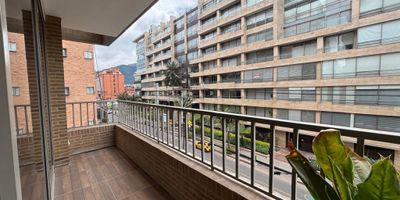 CS. Descubre la elegancia y comodidad en este exclusivo apartaestudio ubicado en el corazón de la ciudad. Con una distribución inteligente de 58 metros cuadrados, cuenta con 1 habitación amplia, 2 baños modernos, balcón, zona de lavandería, cocina abierta con excelente acabados y 1 parqueadero privado. Sus acabados de alta calidad y su diseño sofisticado crean un ambiente acogedor y funcional. Disfruta de espacios luminosos y bien aprovechados que se adaptan a tus necesidades.   El edificio cuenta con lobby tipo hotel, sala de espera, car lobby, zona de coworking, salón social, sala de juegos para niños, pista de trote, terraza con zona de BBQ, gimnasio, sala de yoga y pilates, dos chimeneas al aire libre, dos ascensores y cargadores eléctricos Disfruta de la tranquilidad y seguridad que brinda este inmueble, ideal para crear momentos inolvidables.
