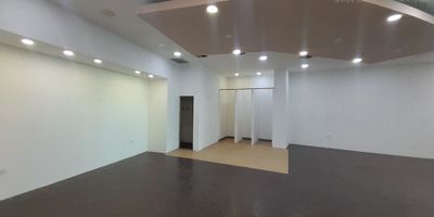 ¡Este local lo tiene todo! Con 100 metros cuadrados, aire acondicionado, piso laminado, vestier, acceso para discapacitados, parqueadero para motos y visitantes, planta eléctrica y vigilancia privada las 24 horas. Ubicado en una zona residencial cerca de comercios, transporte público y supermercados. ¡No dejes pasar esta oportunidad! Contáctanos ahora para más información.