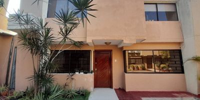 ¡No busques más! Esta casa en condominio lo tiene todo. Con 5 habitaciones, 3 baños, y 132.34 metros cuadrados, es perfecta para tu familia. Con baño auxiliar y de servicio, cocina integral, y zona de ropas, no te faltará nada. Además, cuenta con vigilancia privada 24/7, ideal para tu tranquilidad. En una zona residencial con supermercados y parques cercanos, ¡no encontrarás mejor opción! Llama ahora y haz de esta casa tu hogar dulce hogar.