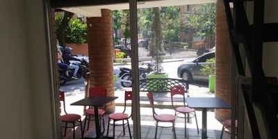 Local en arriendo/venta ubicado en el Mall Comercial Galerías de San Diego; Cuenta con una Área de 22M2, Baño, 2 niveles, escaleras para el segundo nivel, para uso comercial. 
Vigilancia 24/7, Cerca a Clínicas, Centro Comercial, estación de Metro plus, Tiendas, Restaurantes, Excelente ubicación, buenas vías de acceso.