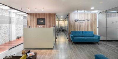 Ofrecemos para la venta una oficina completamente amoblada en el Centro Internacional  de Bogotá. 
Ubicada en el primer piso, esta propiedad es perfecta para aquellos que buscan establecer un espacio de trabajo cómodo y funcional en una de las áreas más céntricas de la ciudad. La distribución abierta permite un ambiente colaborativo y la decoración moderna y elegante hará que tus clientes y colaboradores se sientan bienvenidos desde el primer momento.

La oficina cuenta con un parqueadero individual, lo que garantiza comodidad para ti y tus visitantes. Además, estarás rodeado de diversas opciones de transporte y comercios que facilitan el día a día de cualquier negocio. 

No pierdas esta oportunidad de llevar tu oficina al siguiente nivel. Pide tu visita ya y descubre todo lo que este espacio tiene para ofrecer.