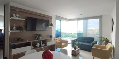 Apartamento en Venta ubicado en Alamos en unidad cerrada cerca a la avenida principal, supermercados de cadena, parque principal, centros comerciales, universidades, iglesia, rutas de transporte publico y servicios complementarios de la zona, cuenta con ventilacion e iluminación natural, con salacomedor, estudio, pisos en porcelanato, tres habitaciones, dos baños, cocina Integral meson en quarztone, estufa y calentador a gas.  La unidad cuenta con piscina, gimnasio, salon comunal, saunaturco, parques infantiles, zonas verdes y un parqueadero cubierto. Con vigilancia y portería las 24 horas. Inmuebles sujetos a verificación de disponibilidad.
