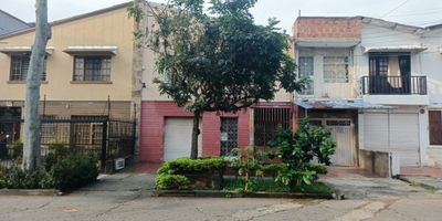 ATENCIÓN INVERSIONISTAS! Casa para Remodelar, Dos Niveles. Comprende DOS Pisos Independientes (Cada piso con Matrícula Inmobiliaria y Servicios Públicos independientes); en Propiedad Horizontal. 
Primer Piso: Fachada, Sala, Comedor, Tres Habitaciones, Cocina, Tres Baños y Patio. Amplios Espacios. Actualmente funciona como fábrica de Muebles.
Segundo Piso: Entrada Peatonal, Gradas de Acceso al segundo Nivel, Estudio, Dos Habitaciones, Estudio, Sala-Comedor, Cocineta y Un Baño.
Ubicación: Casa Medianera, Sobre toda la CR 30A entre Calles 8 y 9; Zona Residencial de Alto Desarrollo Comercial.
La Zona se caracteriza por Alto Tráfico Vehicular y Peatonal, Cómodas Vías de Acceso; muy cerca de: Canchas Panamericanas, Centro Comercial Centrosur Plaza, Comercio Calle Novena, Galería Alameda, etc...
La casa aunque se encuentra deteriorada por el paso del tiempo; es ideal para remodelar y/o construir un proyecto Comercial, Residencial o Mixto.
Medidas del Lote: 11m de FRENTE x 25m de FONDO.