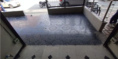 Hola, ¿Ya pensaste en el sitio ideal para tu negocio?, tenemos en arriendo un excelente, espacioso y estratégico local ubicada en el sector Laureles, detrás de Unicentro. Cuenta con un ambiente, con un baño para los clientes y colaboradores, muy buena iluminación, puerta persiana. Cerca a parqueaderos, restaurantes, D1, edificios, está ubicado en el primer piso de una propiedad horizontal. no pierdas la oportunidad de adquirir esta excelente ubicación en tu proceso de reactivación económica.Con un área total de 30 m2 y un área construida y privada de 30 m2, este local cuenta con suficiente espacio para adaptarse a tus necesidades y aprovechar al máximo cada rincón. Además, cuenta con 1 baño y cocineta, lo que lo hace ideal para ser utilizado como oficina o pequeño comercio.Este local cuenta con una serie de características internas que lo hacen altamente atractivo para el alquiler. Entre ellas, destacan su admisión de mascotas, lo que permite también llegar a un público más amplio y diverso;  para mayor comodidad de tus clientes y colaboradores.Además, pensando en la seguridad y tranquilidad, este local cuenta con una puerta de persiana para proteger tus bienes y evitar cualquier tipo de intrusión. Además, ha  El local tiene accesos para discapacitados y está ubicado en una zona con pavimentación y áreas sociales, cerca a  centros comerciales y zonas verdes. Además, su cercanía a zona urbana, lo hacen una opción muy atractiva para clientes y colaboradores. Con fácil acceso mediante transporte público y su ubicación exterior, este local se encuentra en una zona residencial y comercial, con todo lo necesario para que tu negocio prospere.¡No esperes más y aprovecha esta oportunidad única de alquilar un local en una de las mejores ubicaciones de Colombia! Contáctanos para más información y visítalo sin compromiso ¡Te encantará!