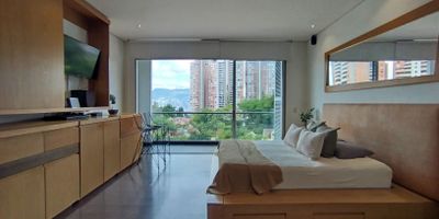 Apartaestudio amoblado en Arriendo  Transversal Superior, El Poblado
Descubre este espectacular apartaestudio ubicado en una de las zonas mas privilegiadas de El Poblado. Con espacios comodos y banados de luz natural, es ideal para quienes buscan confort y excelente ubicacion.Cuenta con 1 habitacion con closet, 1 bano, cocina integral con barra americana, balcon ideal para disfrutar al aire libre y 1 parqueadero privado.

Su ubicacion estrategica te conecta con todo lo que necesitas: a pocos minutos del Centro Comercial El Tesoro, rodeado de restaurantes, supermercados, colegios, transporte publico y con acceso directo a las principales vias de la ciudad.

Un lugar exclusivo, practico y listo para que lo disfrutes!