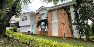 ¡Descubre tu hogar soñado en Cristales, Oeste de Cali! Esta impresionante casa en VENTA de tres niveles, Estrato 6 y con 542m2 ofrece espacios amplios y luminosos, rodeados de naturaleza y tranquilidad. Elegante hall de entrada, que conduce a una sala y comedor con una sala de estar abierta. Cocina integral cerrada, con una amplia alacena y zona de ropas con cuarto y baño de servicio. Estadero en el sótano, equipado con un bar, zona de asados, baño y una gran zona verde con jacuzzi, turco y cuarto útil. En el segundo piso, cuatro habitaciones con baño y clóset. La habitación principal con un amplio balcón y un walking closet. Y para completar cuenta con un garaje cubierto para dos carros pequeños o un carro grande. ¡No te pierdas esta oportunidad!