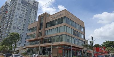 EL MEJOR LOCAL PARA TU NEGOCIO!  Entre dos corredores comerciales como lo son las calles 82 y 84, barrio Alto Prado, en exclusivo centro comercial de conveniencia, ofrecemos éste local comercial en primer piso.

Ideal para peluquería, boutique, papelería, droguería, repostería, café, entre otros. 

Área de 80 M2.

Centro Comercial con excelentes acabados, ascensor, tanque elevado, planta eléctrica, semisótano y parqueadero externo, circuito cerrado de TV, baños para caballeros y damas.