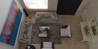 Descubre en esta casa lo que es el lujo y el confort en una extensión excepcional de 360 m2 en tres niveles que te ofrecen y te envuelven en un ambiente de sofisticación, elegancia y exclusividad.
La vivienda cuenta con cuatro espaciosas habitaciones, cada una con su baño y walk-in closet, la alcoba principal con balcón, al igual que la cuarta habitación situada en el tercer nivel, en donde además tiene un salón para juegos o el uso que te gustaría darle. Tiene una terraza exterior también el tercer nivel y otra en el primer piso.

Cuenta con dos salas, comedor,family room, cocina abierta, alcoba y baño de servicio, amplia zona de labores, dos garajes internos y cubiertos y dos externos. Con planta eléctrica suplencia total que te garantiza el funcionamiento de todos los electrodomésticos incluyendo aires acondicionados.
Pisos de mármol en toda la casa perfectamente brillantes, le dan a la casa la majestuosidad a esa hermosa casa.