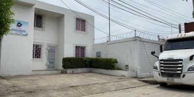 Construcción de dos plantas, en San Isidro sector el Bosque en Cartagena . 

Área lote: 514 M2.
Área construida: 230 M2.

Consta de las siguientes dependencias:

Primer piso: hall de acceso, recepción, cocineta con mesón enchapado en cerámica y lavaplatos en acero inoxidable, cuatro (4) oficinas, un área de oficina abierta, hall con closet en madera, dos baños (uno de ellos con cuarto de aseo), escalera de acceso al segundo piso y patio posterior.

Segundo piso: hall, una sala de capacitación, con enfermería y sala de juntas. 

Construcción de atrás de una planta con cimentación superficial en concreto, mampostería en ladrillo, cubierta en canaleta de asbesto cemento; ventanas en aluminio; tiene pisos en porcelanato; muros en pañete estuco y vinilo y cerámica; cielorrasos en pañete estuco y vinilo, con un área construida de 42,00 m2,  el estado de conservación es en general bueno. Consta una oficina o estar para empleados con un depósito y un baño.