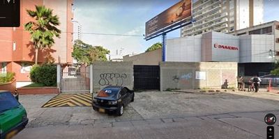 Excelente ubicación para construir y posicionar tu negocio en un sector con un amplio espectro comercial. Aquí podrás construir desde una tienda de cadenas ‘hard discount’, como una droguería, una sala de belleza o estética, comercio al por menor, sitios de comida y muchas más actividades que apuntarían a tener un éxito garantizado por la posición estratégica del predio, localizado en el corazón de Barranquilla.