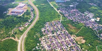 Es un globo de terreno conformado por tres lotes de forma geometrica con apariencia rectangular, con un área total de 43.744,38 M2.

Se encuentra ubicado al norte del casco urbano del municipio de Galapa, aproximadamente a unos 650 metros al norte de la vía Circunvalar de la Prosperidad y a unos 1.400 metros al occidente de la vía Troncal del Caribe.

El sector presenta una importante infraestructura de acceso vial, frente via pavimentada. 

Cuenta con acceso por medio de las siguientes vías:
Avenida Troncal del Caribe. 
Circunvalar de la Prosperidad. 
Carretera Galapa – Juan Mina.

Medidas y Linderos: 

Norte: 345mts aprox, en línea recta.
Sur: 364mts aprox, en línea quebrada.
Este: 139mts aprox. (Frente del lote).
Oeste: 99mts aprox.