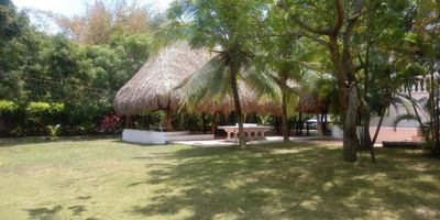 Hacienda de 636M2 en Barrio Santa Helena, Baranoa, Atlántico.

Se ubica a 750 mts aproximadamente de la salida del municipio desde la circunvalar de Baranoa en la vía Baranoa – Usiacurí sobre la acera norte, ingresando por camino de
herradura a 260,00 Mts. aproximadamente.

Podemos encontrar arboles frutales (mango, níspero, coco, limón, guayaba), dos pozos.

Vivienda principal con terraza, sala, comedor, 2 habitaciones, 1 baño y cocina sencilla con cubierta en asbesto cemento, dos kioscos con techo de paja, vivienda de
empleados con habitación, cocina y baño, dos kioscos pequeños de estar, una cocina externa con fogón a leña, 2 enramadas de estar, un billar, gallinero y porqueriza.