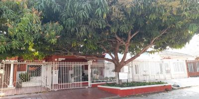 Bajo la sombra del árbol de mango, esta ubicada esta casa de 220 metros de área total, barrio Santa Ana.

Con una cómoda terraza, y parqueadero a la entrada en una cuadra tranquila y fresca,, estrato 4, cerca a universidades.

Cuenta con cinco (5) alcobas, 2 en primer piso y tres (3) en segundo piso

La amplia casa está distribuida en dos (2) pisos,  asi:

Primer piso:
Sala, estudio, comedor, cocina, patio, zona de ropas,  cuarto y baño de servicio, baño social, 2 alcobas que comparten baño.

Segundo piso:
3 alcobas; la principal con baño y balcón, 2 alcobas que comparten baño.

El uso de suelo también es Comercial - PR2.