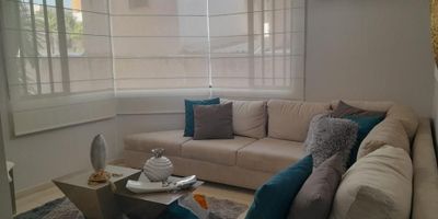 Especial para ti, que deseas vivir en un sector de alta valorización y estrato 6. 

Apartamento 110 metros remodelados, tu que quieres disfrutar de un primer piso con una terraza donde podrás gozar de unos domingos de un delicioso asado en familia, sala, comedor, cocina, cuarto y baño de servicio, tres (3) alcobas, la principal con baño, las otras dos comparten baño, un parqueadero.

Edificio de cinco pisos, tres apartamentos por piso, en el barrio Riomar, fachada en ladrillo, planta eléctrica parcial para las zonas comunes , 1 ascensor.