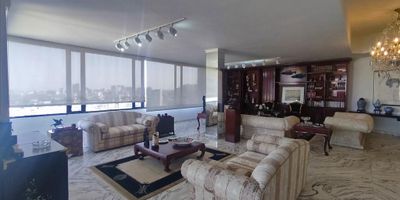 Imponente Pent-house de casi 600 M2 disponible para la venta en Alto Prado sobre el boulevard de la Carrera 51. Vista panorámica en todas la direcciones. Bellos pisos en mármol blanco. Terraza en el comedor y un solarium privado en la habitación principal con jacuzzi. Una verdadera joya. La administración incluye el agua. Dos ascensores.