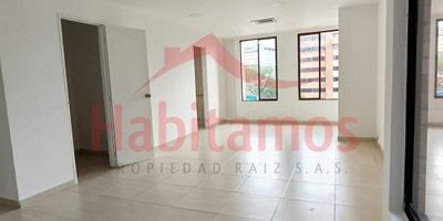 Ubicada en uno de los barrios más exclusivos de Medellín, Avenida El Poblado, te ofrecemos esta espectacular oficina de 32 m2 perfecta para impulsar tu negocio. Con acabados y detalles de primera, contará con lo necesario para que te sientas como en casa lejos de casa. Grandes ventanales que inundan el espacio de luz natural y vistas privilegiadas de la ciudad.Ubicada en el corazón financiero y empresarial de la ciudad, tendrás a solo minutos todas las comodidades y servicios para ti y tus colaboradores. Cafés, restaurantes y áreas verdes en los alrededores.