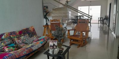 Casa construida sobre un lote de terreno de 256 M2, en Villa Santos, con área construida de 400 M2, con paneles solares.

Cuenta con tres niveles, está conformada con la siguiente manera:

Primer piso: Terraza, sala, comedor, parqueadero con espacio para dos vehículos (1 cubierto y 1 afuera), hall, cocina, estudio, área de labores, baño social, alcoba y baño de servicio, patio, escalera que conduce a los otros niveles.

Segundo Piso: Tres (3) alcobas, cada una con su baños privado, y la habitación principal con walking closet y balcón interno.

Tercer Piso: Una (1) alcoba, y en pasillo un baño completo, que conecta con una terraza.