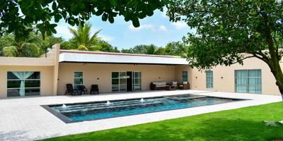 Una casa campestre es mucho más que el asiento de un hogar, es un espacio en medio de la naturaleza dotado con lo mejor de la ciudad y a poca distancia de ella para poder trasladarse a las labores diarias y retornar cada vez a disfrutar en familia de un entorno natural propio con todas las bondades de la modernidad, Construida en lote de 1.300, área construida 520 M2, área casa 220 M2, consta de 5 Habitaciones, 6 baños, piscina con una medida de  11* 5, jacuzzi, 5 parqueaderos, terraza, arboles frutales, palmeras y se entrega con cámaras de seguridad, se entrega con aires acondicionados, esta ubicada en zona rural a 2 km del casco urbano en una zona de crecimiento.
Adicional cuenta con un lote de 2.500 M2 el cual su valor es de $60.000 M2