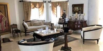 Penthouse con un diseño contemporáneo con amplios espacios abiertos que permiten aprovechar al máximo la luz natural.

Sector exclusivo y tradicional de la ciudad de Barranquilla, barrio Alto Prado. 

Apartamento acogedor con grandes espacios,  cuenta con un área total 700 M2, cosntruidos 500 M2, distribuido en dos niveles.

Primer nivel.
Terraza agradable con BBQ, espacio para muebles de exterior y vistas espectaculares de la ciudad, dos salas, dos comedores, uno principal y el auxiliar, dos cocinas, cuarto y baño de servicio,  fuente cerca al comedor principal, una escalera que te lleva al segundo nivel, donde se encuentran las cuatro habitaciones cada una con su baño interno y closet, la principal con walking closet.

Dos garajes. 

Edificio de solo siete pisos, dos aparatemntos por piso, cuenta con vigilancia privada y jardines. 

Fácil acceso a zonas comerciales, restaurantes y parques, lo que lo convierte en una opción ideal para quienes buscan comodidad y estilo de vida.