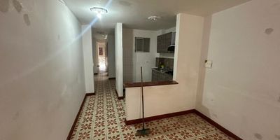 Apartamento para arriendo en el sector de Aranjuez Cuenta con amplios espacios comodos, amplios y luminosos. Cuenta con 3 habitaciones, 1 bano, 1 closet, sala comedor, cocina semi integral, red de gas, barra americana, zona de ropas y 1 patio. Esta muy bien ubicado teniendo facil acceso a transporte publico, supermercados, restaurantes y colegios.