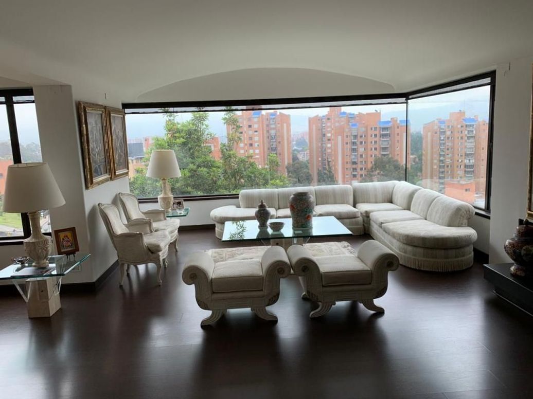 Apartamento de 3 alcobas en venta en Niza Suba, Bogotá, 266 m² · foto 2 de 18