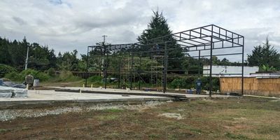 Bodega en construcción disponible para arriendo en Rionegro sector vía Aeropuerto, Cuenta con área de 60 m2, disponible para adecuación según actividad económica, ubicada en sector estratégico.