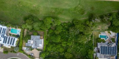 Lote en venta ubicado en Lagos del Caujaral, Puerto Colombia, Atlántico. Este terreno de 1463.55 M2 ofrece una excelente oportunidad para construir su proyecto residencial en un sector de estrato 6. La propiedad cuenta con vigilancia, brindando un entorno seguro y tranquilo para sus futuros residentes. Con 25 años de antigüedad en el desarrollo de la zona, este lote se sitúa en un área consolidada y de valor en Puerto Colombia. Es una opción ideal para quienes buscan un espacio amplio para su vivienda soñada en Lagos del Caujaral. ¿Interesado en conocer más? Contáctenos para detalles vía WhatsApp o consulte nuestros teléfonos.