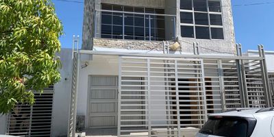 Casa bifamiliar 168 m2 disponible para la venta en Galapa, compuesta por dos aptos: en primer 2 habitaciones, sala cocina y área de labores, y en segundo piso tres habitaciones  sala cocina y área de labores.