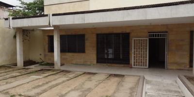 Casa comercial con un área de lote de 986 M2 y área construida de 519M2, disponible para arriendo ubicado en el barrio El Prado. 

Ideal para colegios, oficinas, restaurante, bodegas. 

Cuenta con 4 parqueadero, patio amplio, cuatro baños. Tiene 10 salones, sala, comedor.