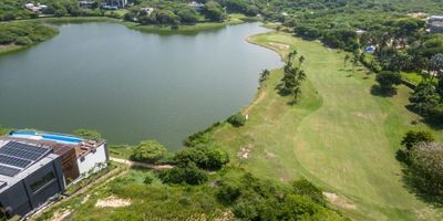 Lote en venta en Puerto Colombia, Atlántico, dentro de la prestigiosa urbanización Lagos del Caujaral. Este amplio terreno, situado en el Conjunto Mirador del Lago Lote 1, ofrece más de dos mil metros cuadrados, ideales para desarrollar su proyecto residencial soñado. La propiedad se ubica en un sector de estrato 6 y cuenta con vigilancia, garantizando un entorno seguro y tranquilo. Es una gran oportunidad de inversión en Lagos del Caujaral. Para más información o para visitar este lote, contáctenos a través de WhatsApp, nuestras opciones de contacto o los teléfonos disponibles.