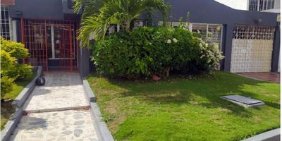 Propiedad comercial ubicada en el barrio Riomar de Barranquilla, con un área construida de 208M2 sobre un lote de terreno de  374M2, DISPONIBLE EN VENTA Y ARRIENDO.

La casa es de una sola planta y cuenta con 5 despachos, 2 salas y 2 comedores, dos baños, dos parqueaderos cubiertos y 5 parqueaderos en el frente de la propiedad.
Ideal para oficinas, en una ubicación privilegiada.