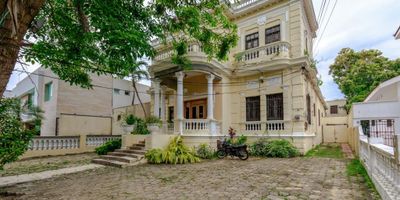 En el emblemático barrio El Prado de Barranquilla se encuentra ubicado este maravilloso inmueble inscrito en el inventario de inmuebles de valor patrimonial de estilo "Republicano", ubicado sobre la carrera 54 entre calles 68 y 70.

Se trata de un inmueble residencial adecuado para oficinas, con uso comercial.

El sector hace parte de el barrio El Prado con apreciable valor urbanístico por la arquitectura residencial de la época, una verdadera "joya" y parte de la historia de nuestra ciudad.

Casa comercial estrato 6. 

Consta de dos pisos, distribuidos de la siguiente manera:

Primer piso: 
Amplio lobby de para recepción, una nave central con iluminación natural a través de una cúpula de vidrio, alrededor de la cual hay seis espacios de trabajo, baños y al fondo la oficina de gerencia con sala de juntas y vista hacia el patio.

En el segundo nivel se encuentran otras dos oficinas con sala de juntas y batería de baño.

Corredor de Actividad económica 1 - CAE 1.