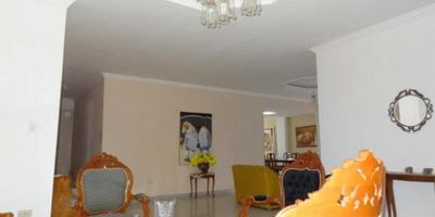 Casa para arriendo en el barrio La Cumbre con un área de 449 metros cuadrados. El valor de arriendo para vivienda es de $6.000.000 y para uso comercial es de $8.000.000. Para uso comercial tiene uso del suelo para oficina, guarderia o ancianato.