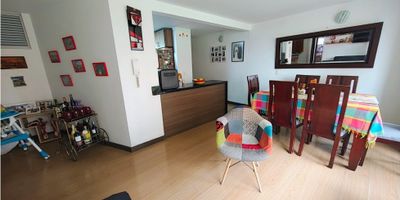 Buscas un apartamento acogedor, amplio, iluminado, te tenemos este espectacular inmueble en el conjunto castilla la nueva 1, ubicado en la ? Calle 10b # 81 f 20 barrio Santa catalina, ? 87 mt2, Piso 3 con 4 ascensores,  Vista exterior, Sol de la tarde, cuenta con una amplia sala comedor y balcón, Cocina Abierta con acabados modernos y zona de lavanderia, sus 3 habitaciones con closet, déjate deslumbrar por el espacio que tiene la habitación principal,  2 baños completamente terminados, un cuarto de star y un estudio. 

? 1 parqueadero cubierto y Deposito.

El conjunto cuenta con Piscina de Niños, gym, 2 salones sociales, 1 salón didáctico para niños, terraza y zona de BBQ, parque de niños.  

queda ubicado al frente del Home center sentido Sur-norte de la Av Cali, transporte Sipt, Alimentador y salidas a la Av guayacanes, Av Boyaca, Av americas.

PRECIO: 435.000.000

Recibimos Fondo nacional, Caja Honor, credito hipotecario, de contado.

El apto cuenta con una hipoteca de 175.000.000 banco Davivienda

VIDEO : https://youtube.com/shorts/bY-_lp-NM74?feature=share

INFORMES: 3102942129
